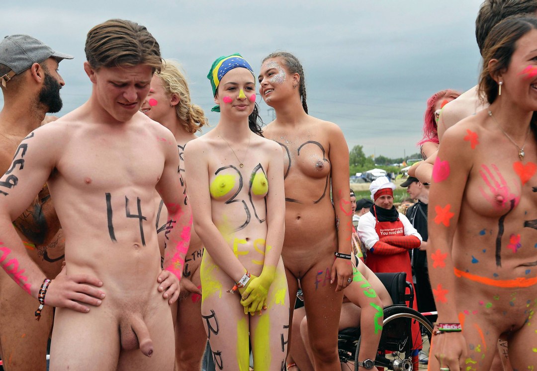 Naturalistas desnudos en festivales