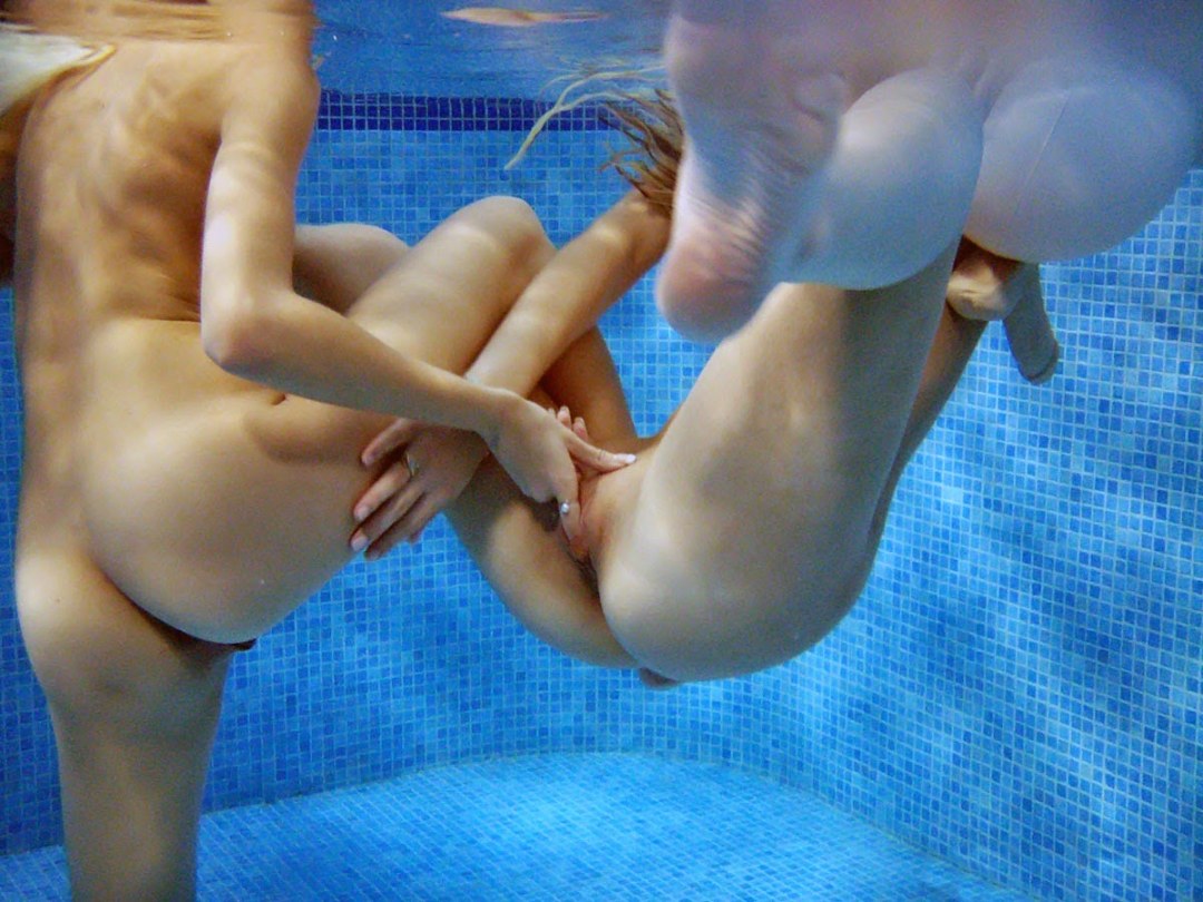 Natación sincronizada desnuda