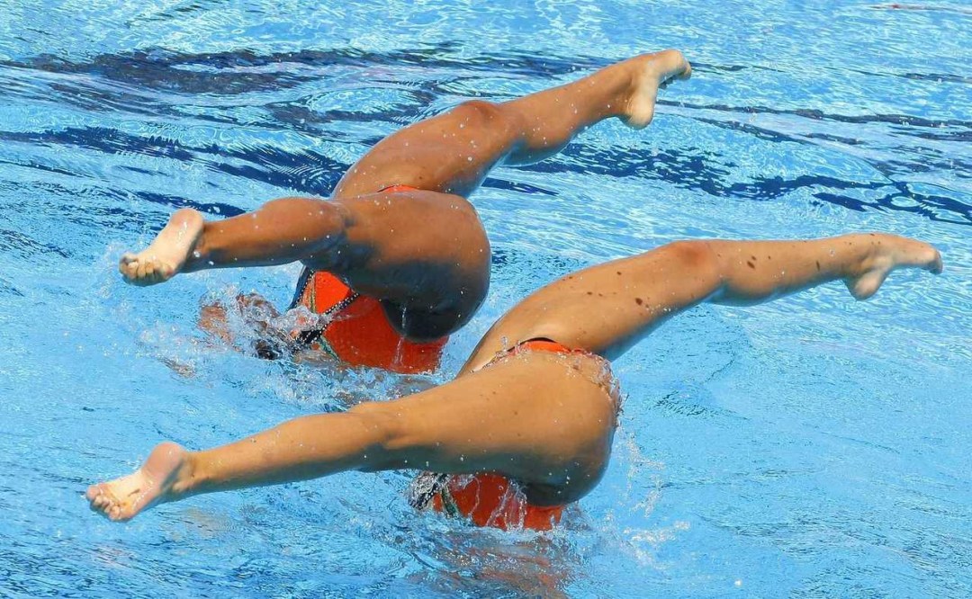 Natación sincrónica desnuda