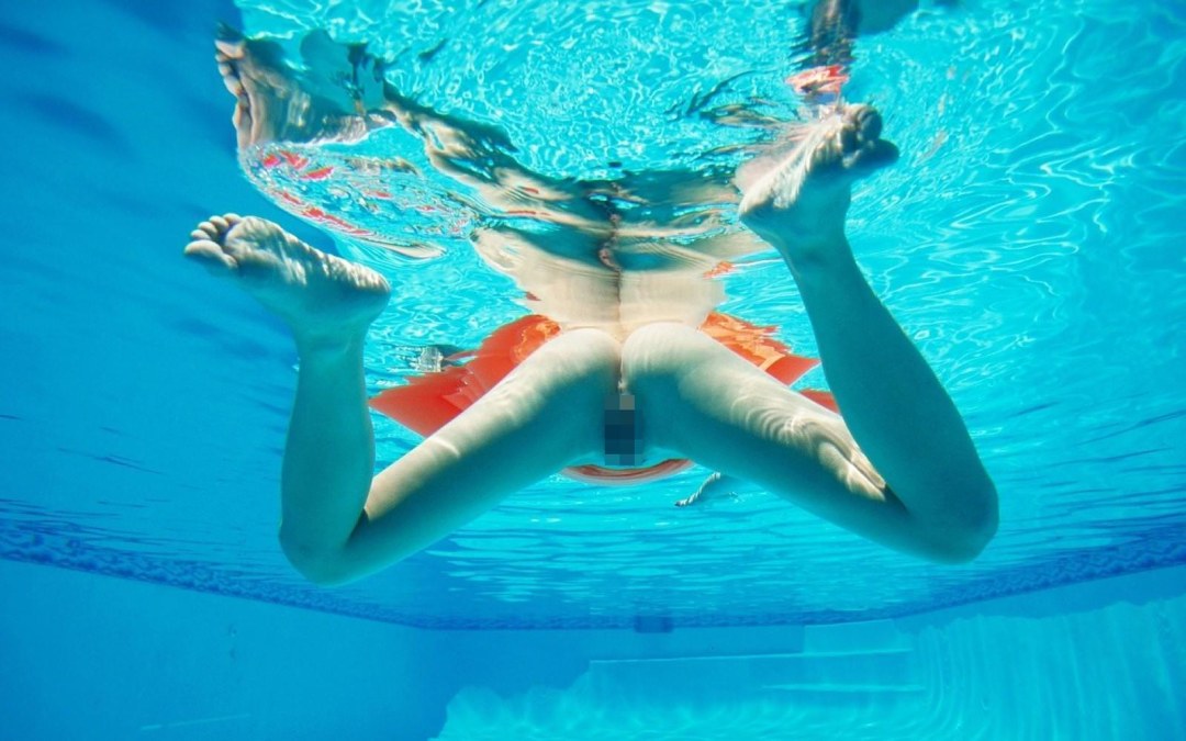 Chica en un parque acuático sin bragas