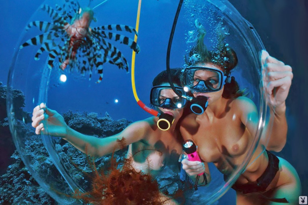 Desnudo con buceo muñeco bajo el agua