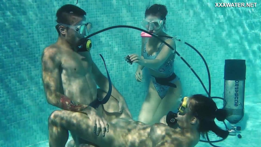 Taika folla con un instructor de buceo