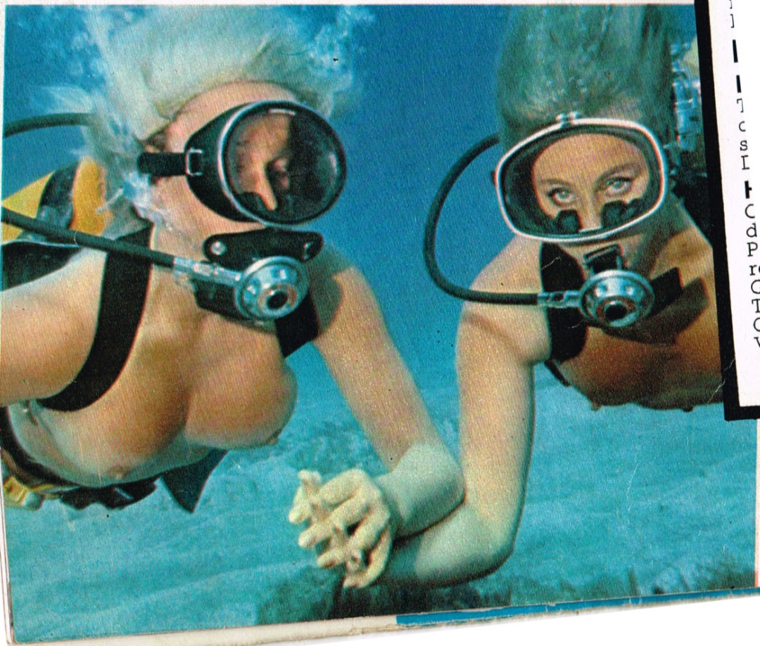 Chicas con un Aqualanga retro desnudo