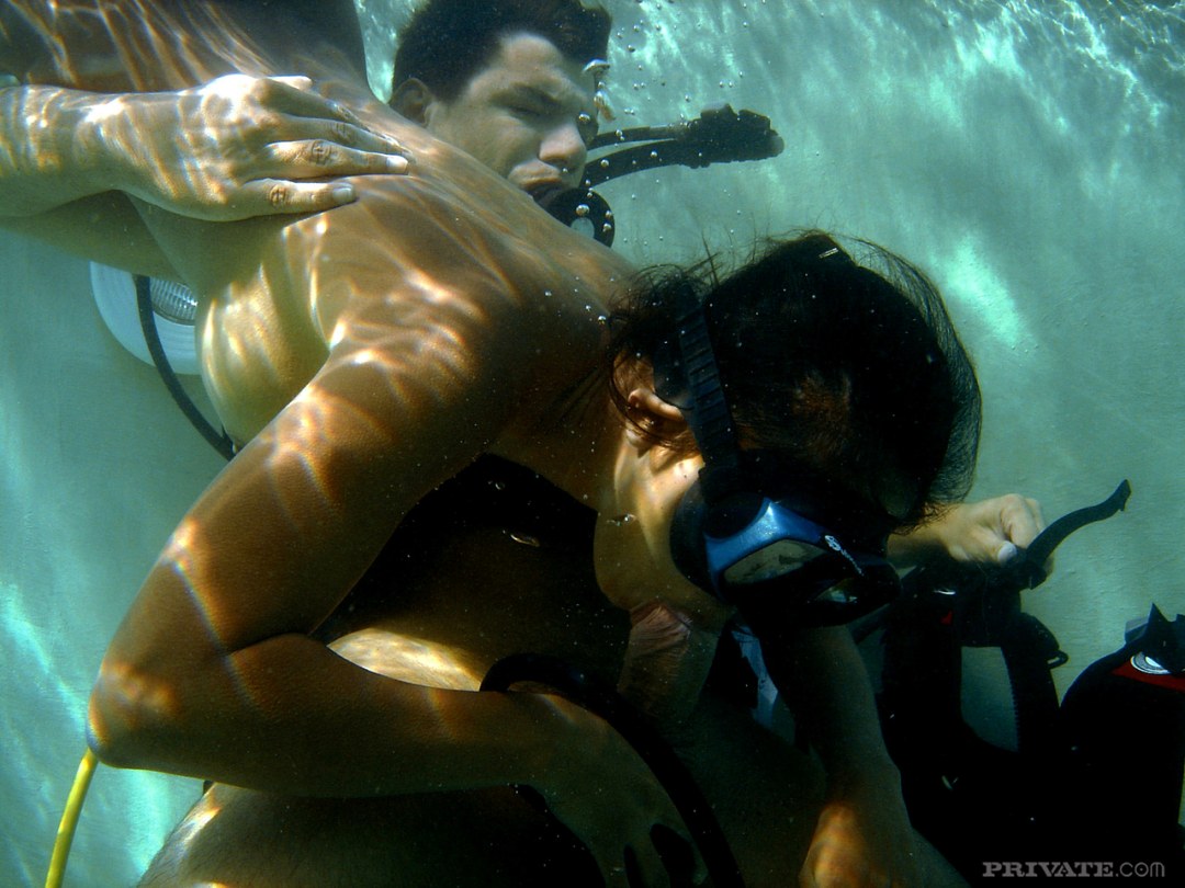 Lesbianas submarinas con equipo de buceo