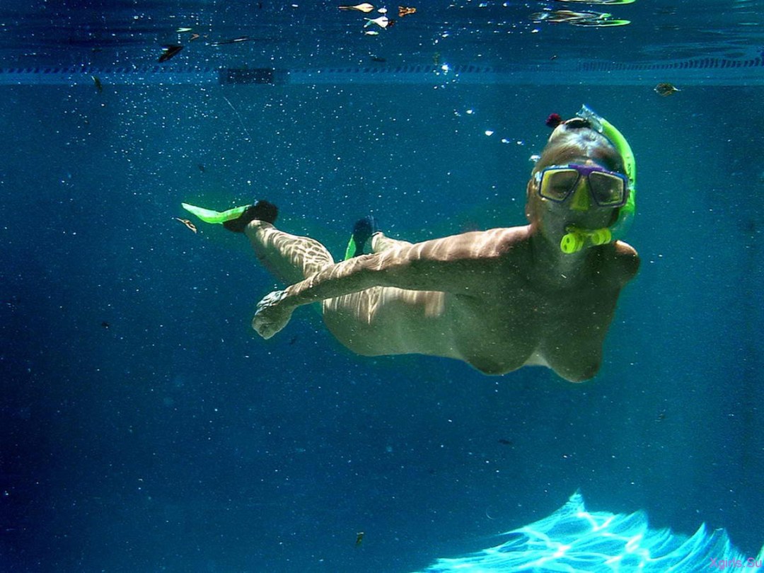 Submarino nadando una mujer desnuda
