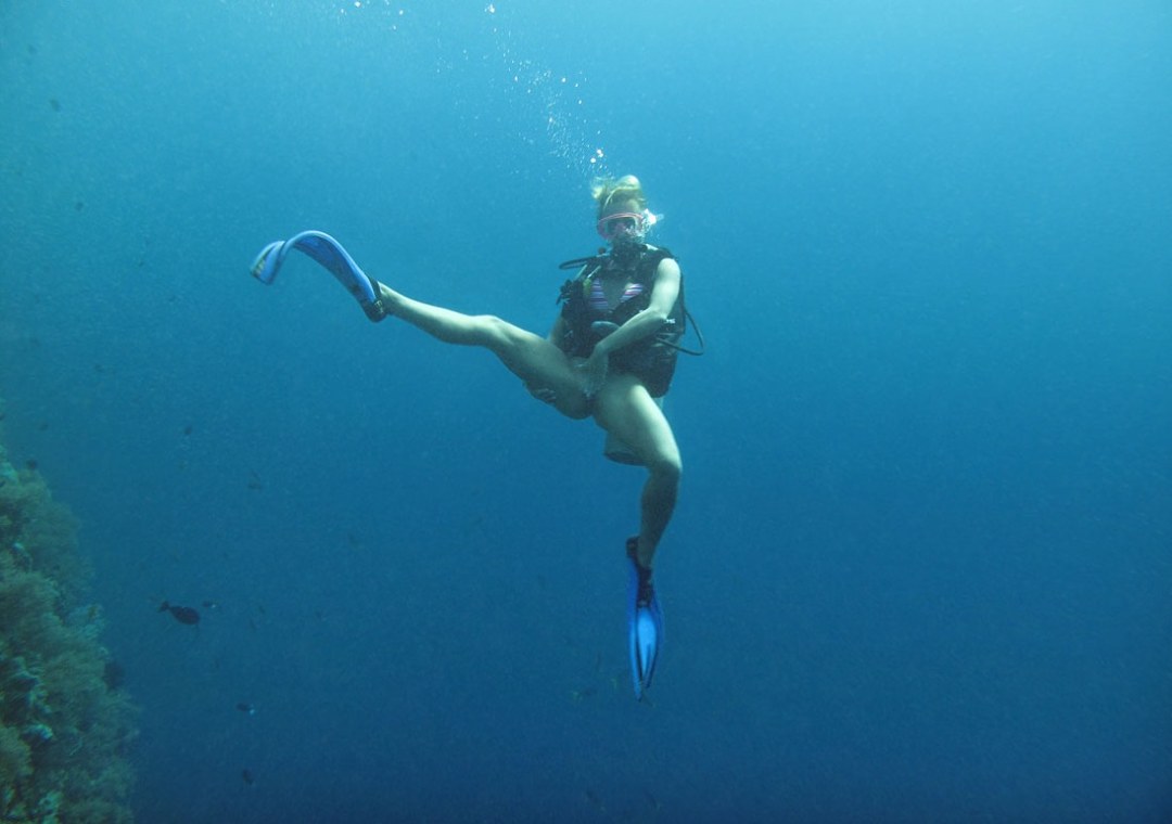 Mujeres desnudas con aletas bajo el agua