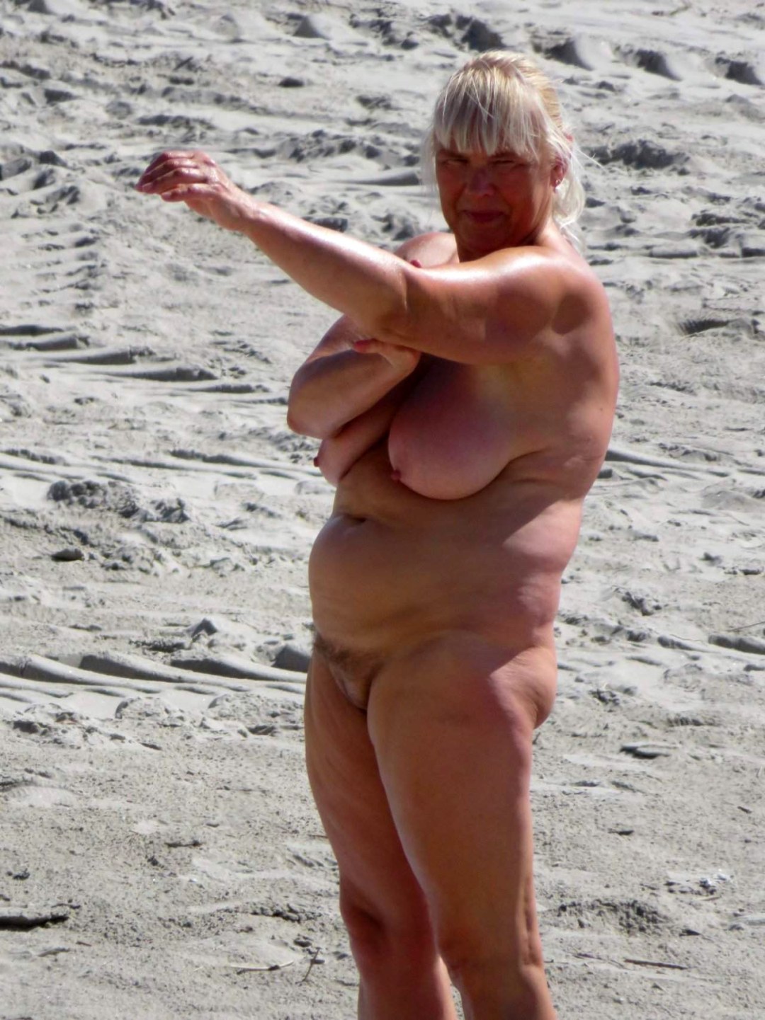 Nudistas viejos desnudos en la playa