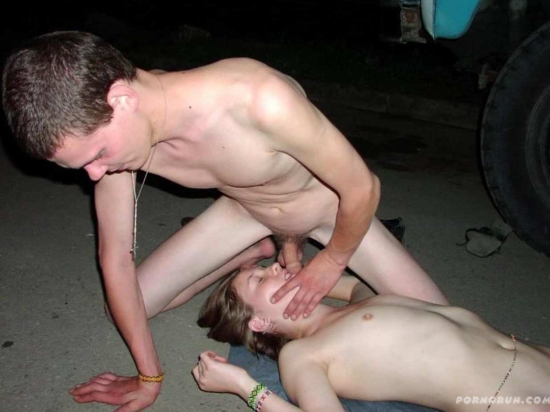 Borracho en la basura mujeres desnudas