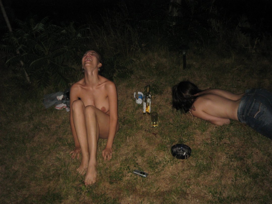 Chicas borrachas en la naturaleza del desnudo