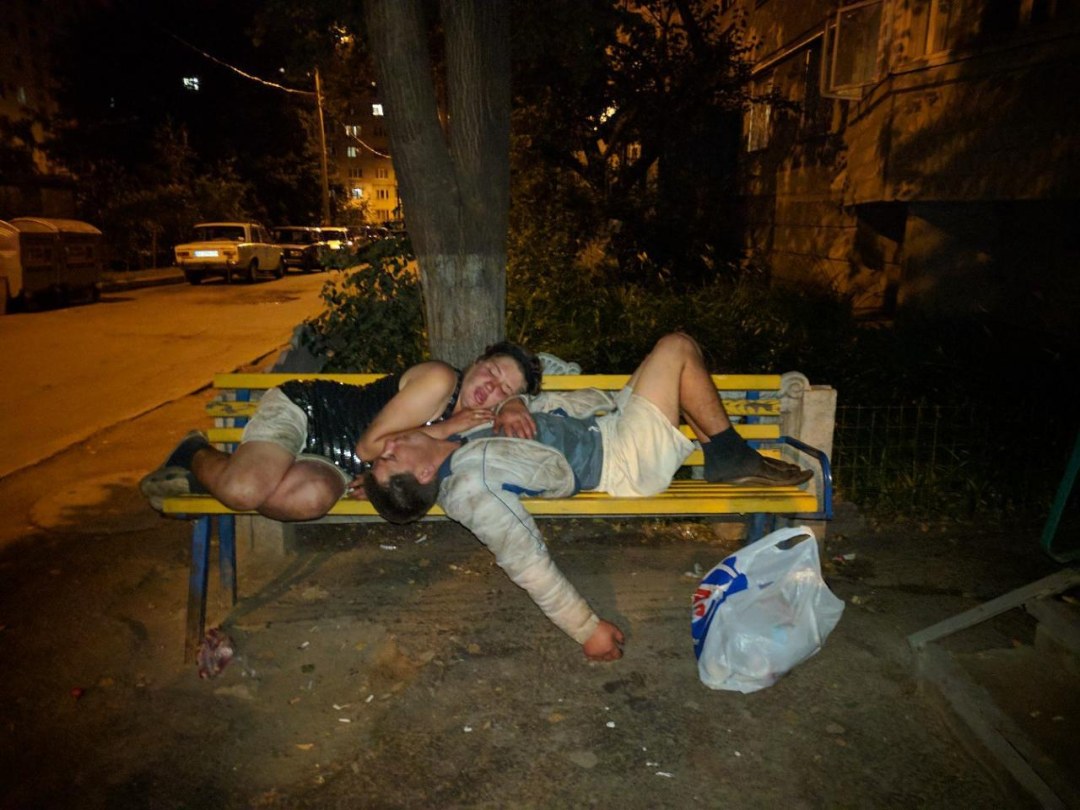 Borracho desnudo en un banco