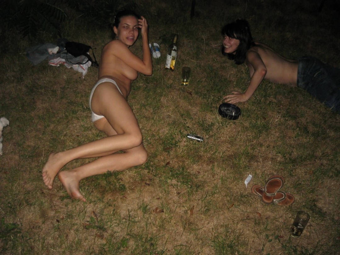 Borracho desnudo en naturaleza privado