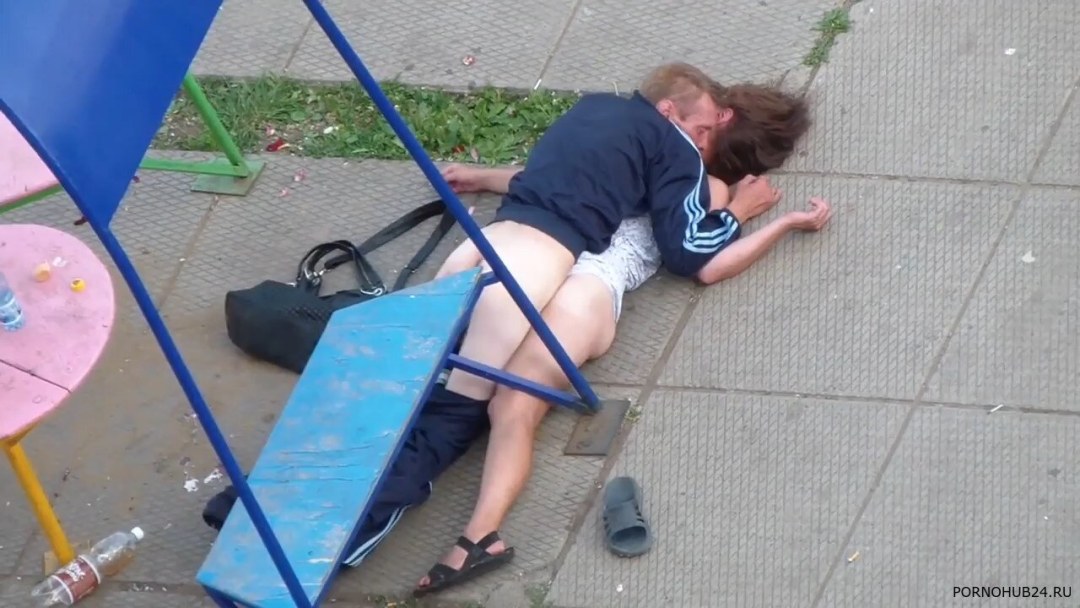 Borrachos separados en la calle