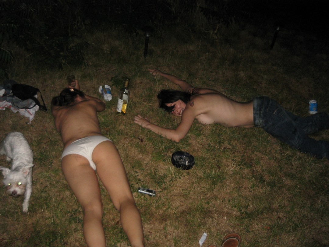 Chicas borrachas en la naturaleza