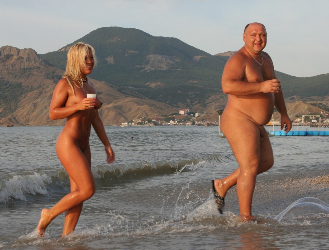 Hombre desnudo en la playa de Koktebel