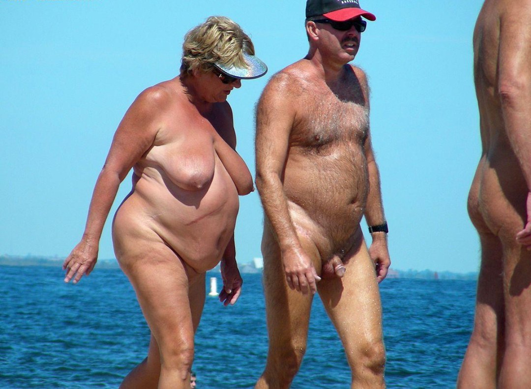 Hombres de ancianos desnudos en la playa
