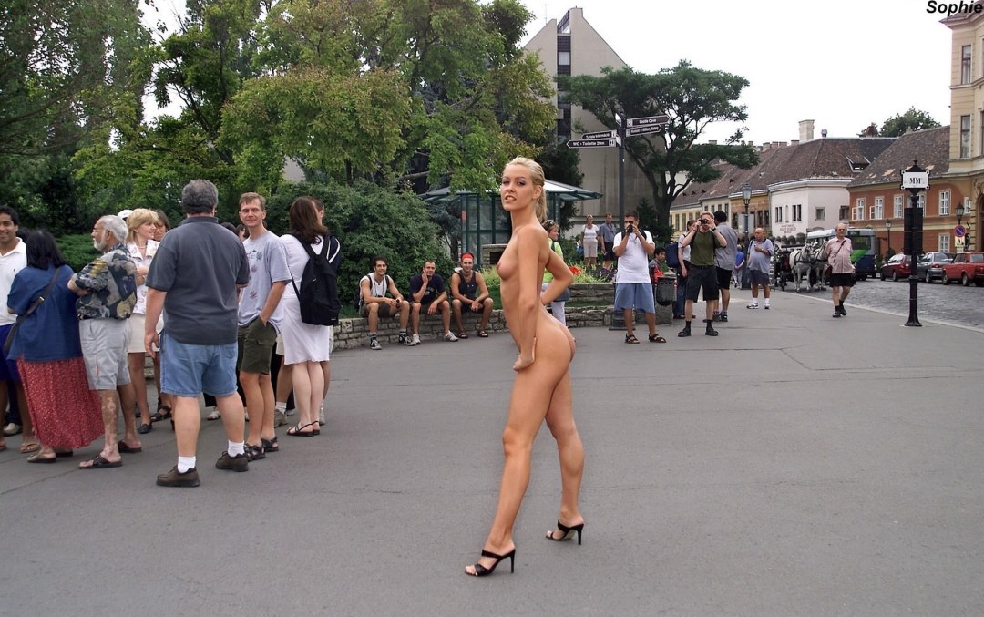 Desnudo en el centro de la ciudad