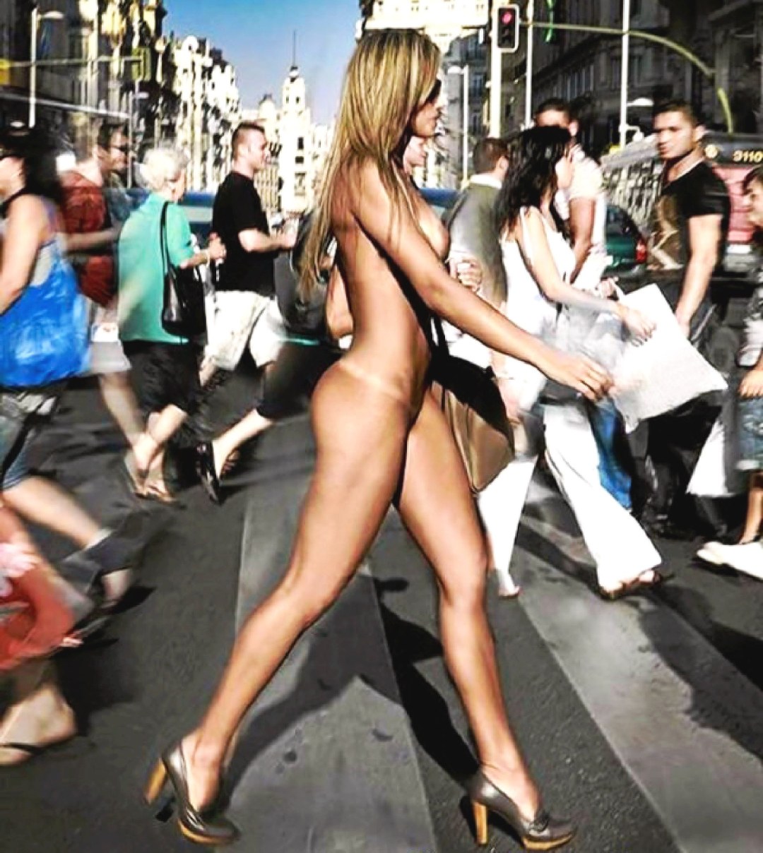 Chicas desnudas en público