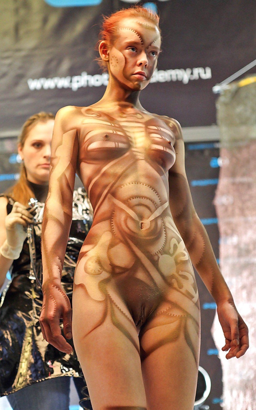 Bodiart chicas desnudas en la exposición
