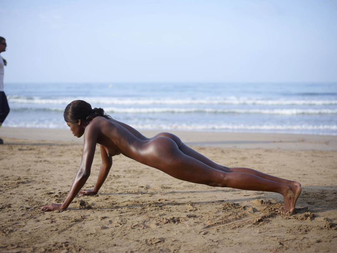 Mujeres desnudas mujeres negras en la playa
