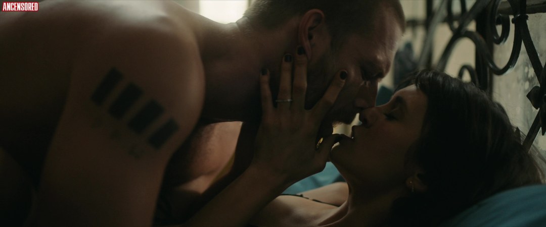 Escenas eróticas de Nina Dobrev