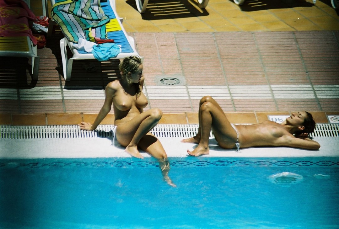 Chicas en la cuenca en topless