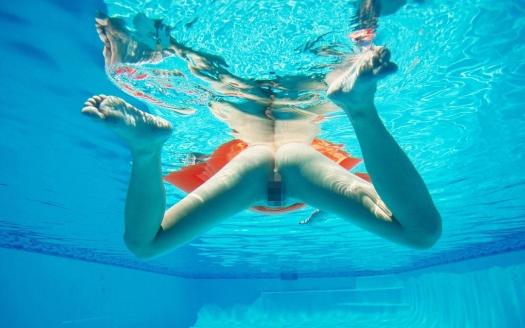 Chicas sin bragas en la piscina