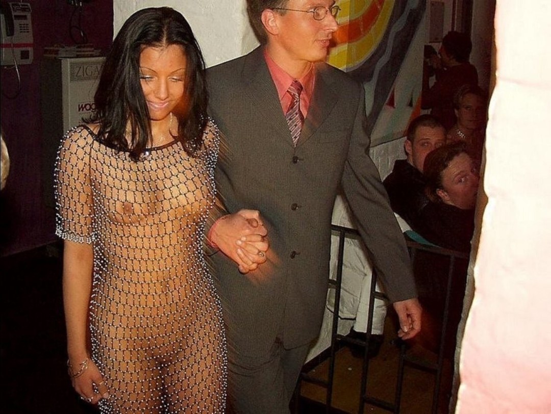 Pone un vestido en un cuerpo desnudo