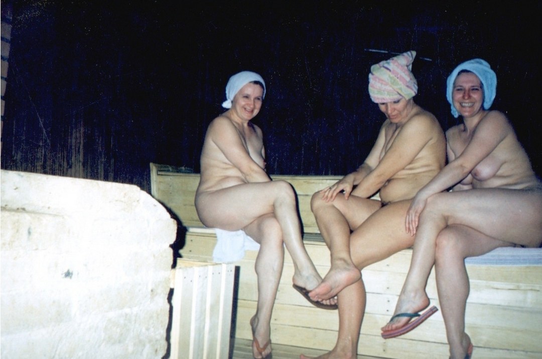 Mujeres desnudas en un baño público
