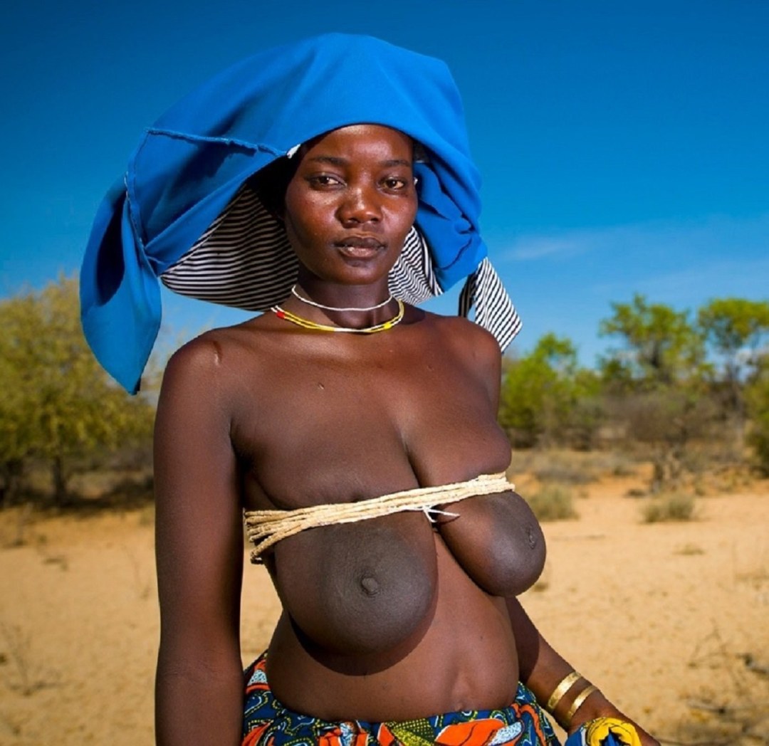 Chica con grandes tetas África