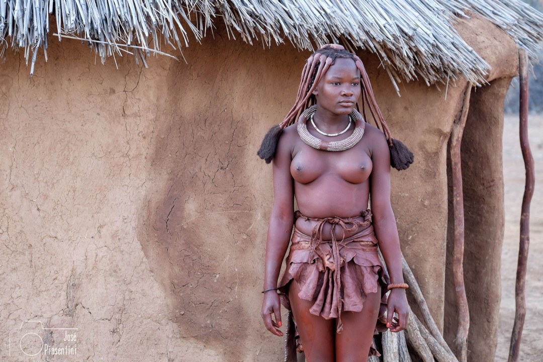 Namibia. La Khimba se rompió está desnuda