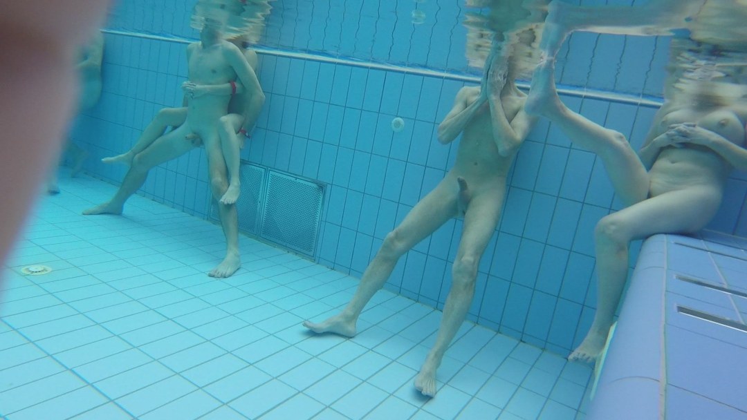 Cámara oculta en la piscina