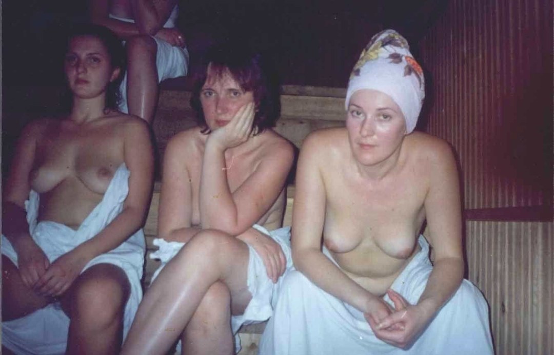 Mujeres desnudas en un baño público