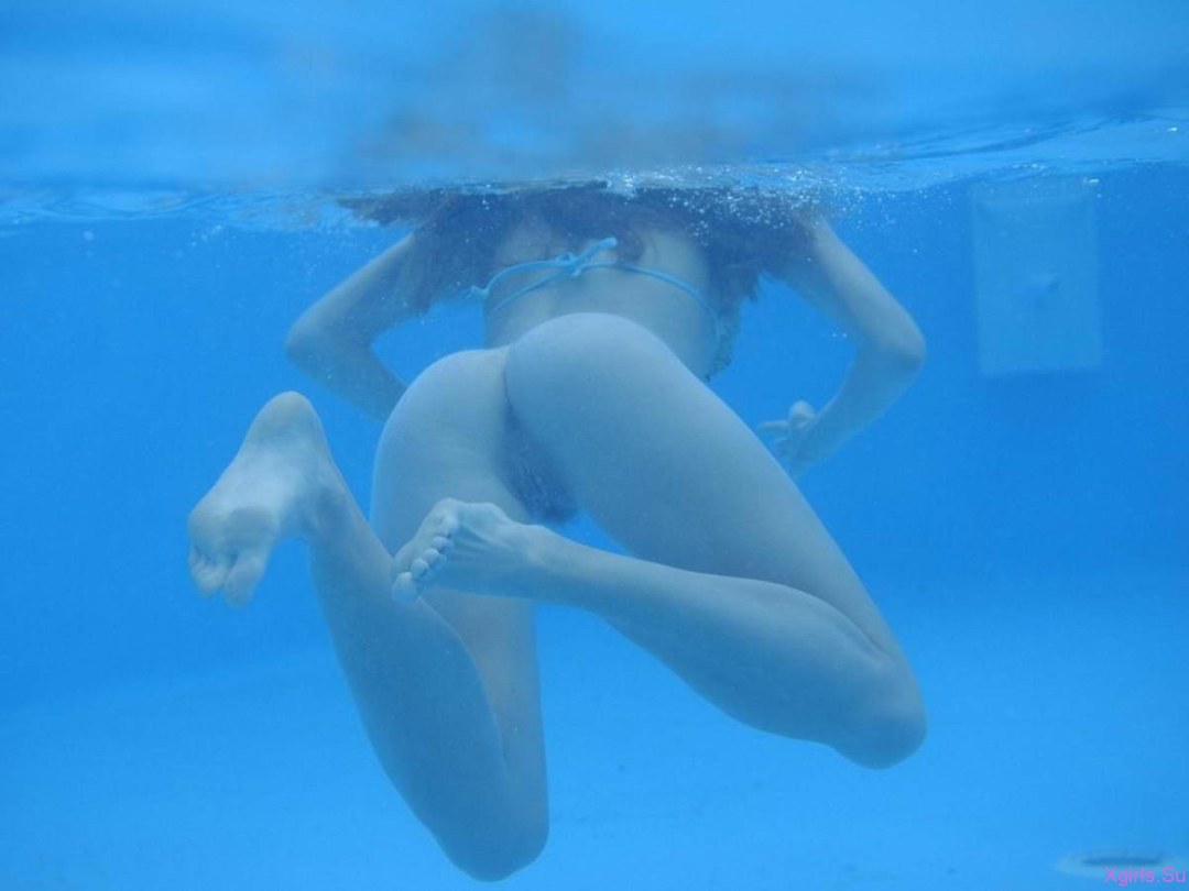 Respaldo en la piscina bajo el agua