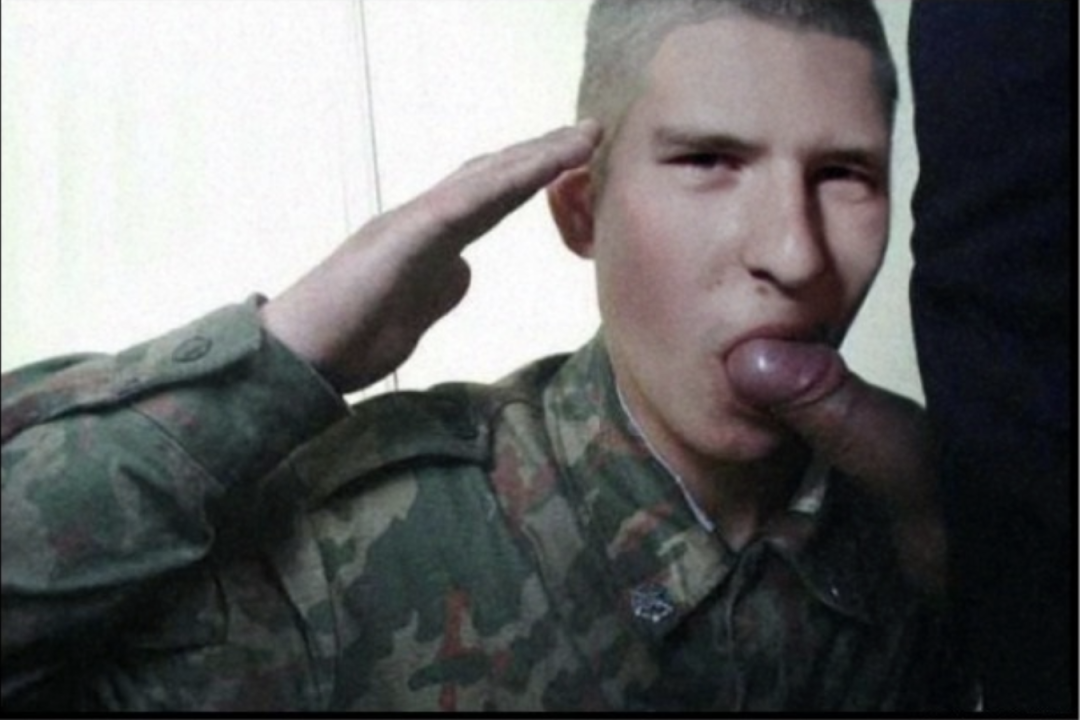 Soldados rusos desnudos en el ejército
