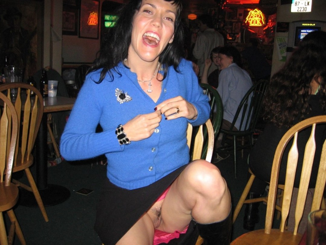 Chicas en un club sin bragas
