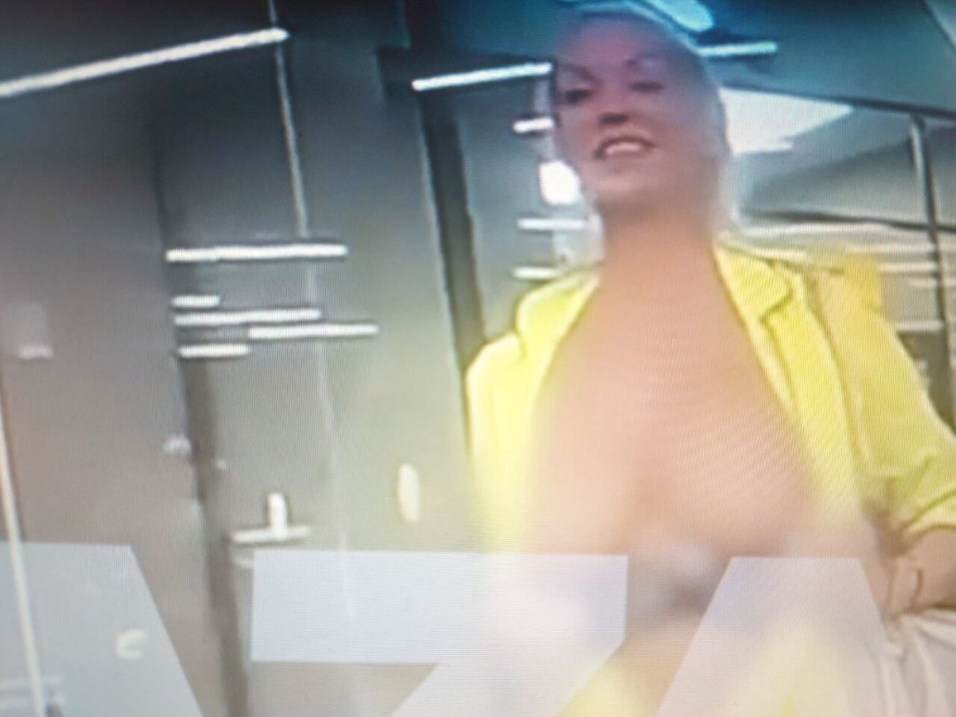 Volochkova expuso su pecho en el aeropuerto