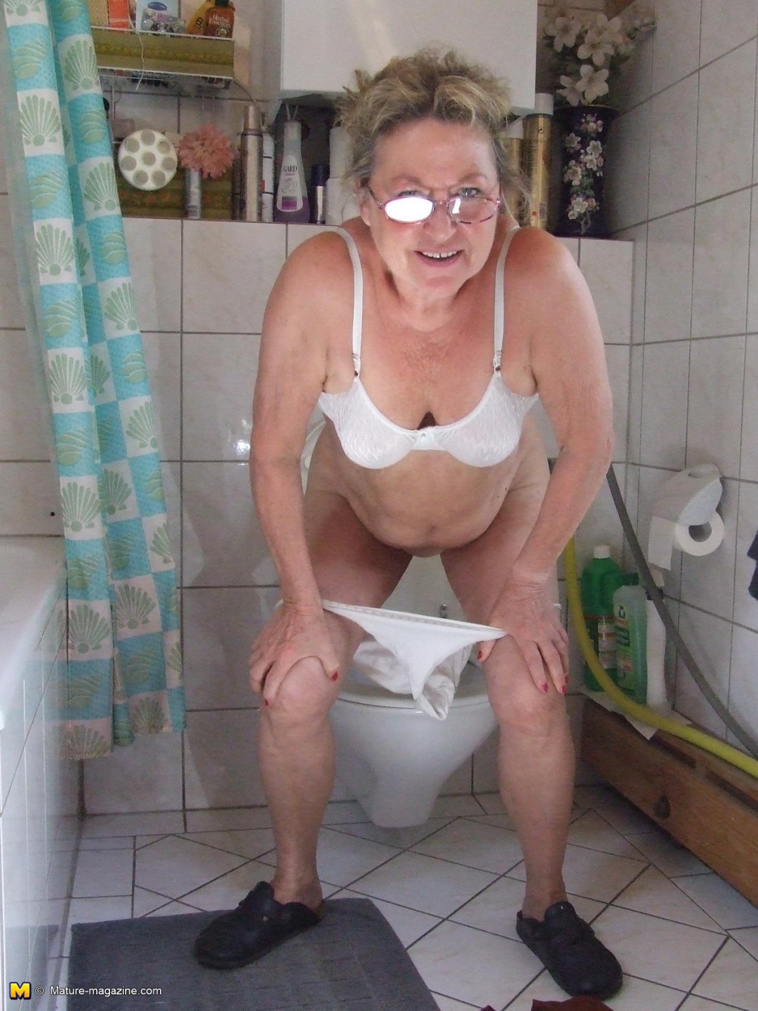 Mujeres desnudas de edad avanzada en el baño