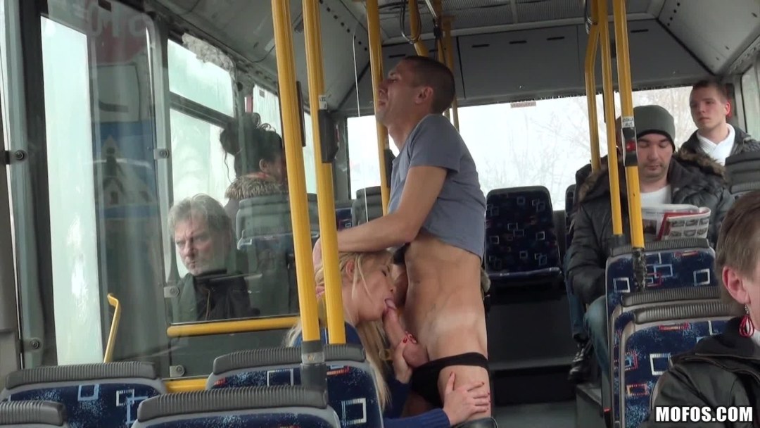 Mujeres desnudas en transporte