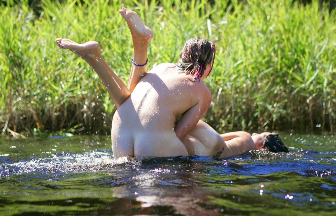 Nadamos en el río desnudo