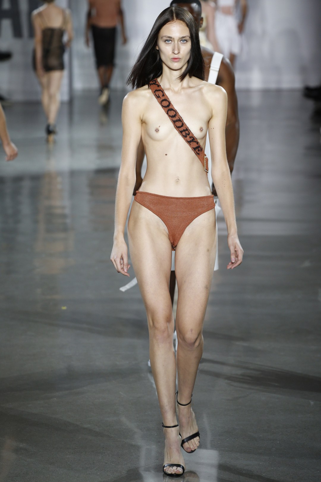 Moda desnuda. Bikini. Desfile de modas