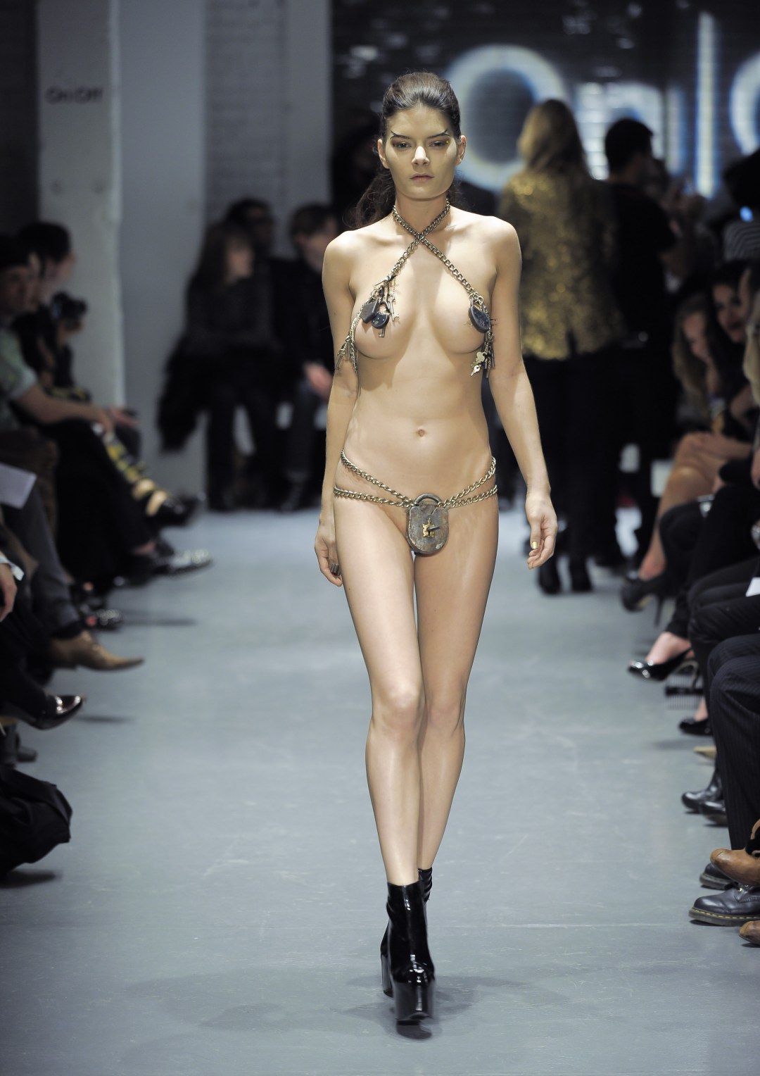 Modelo de moda desnuda en la pasarela