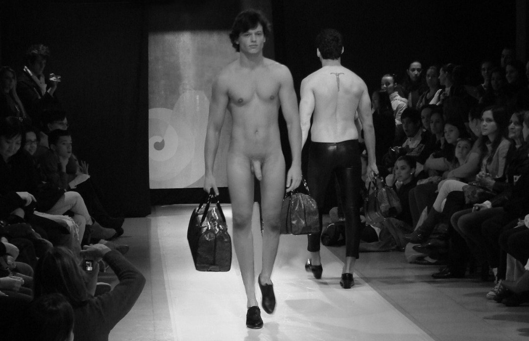 MOD Muestra hombres desnudos