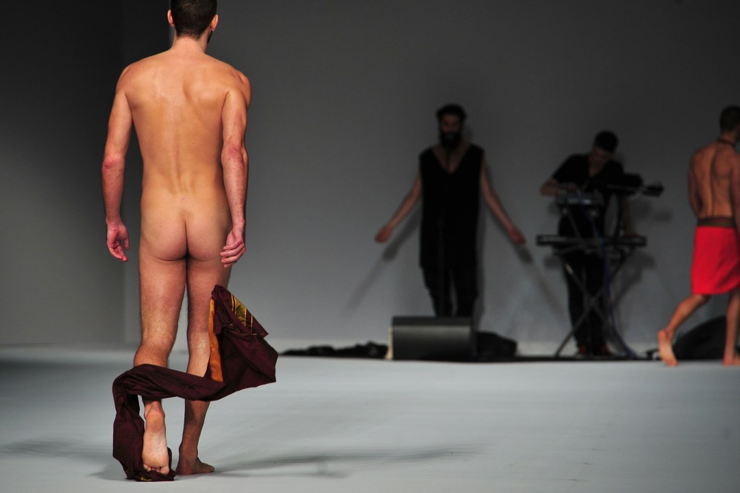 Chicos desnudos en la pasarela