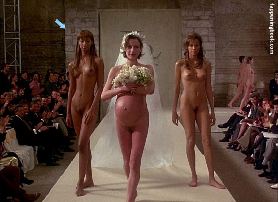 Chicas en la pasarela desnuda