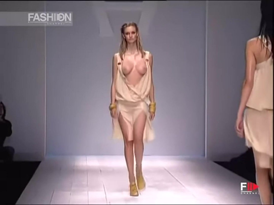 Modelos desnudos en el desfile de moda