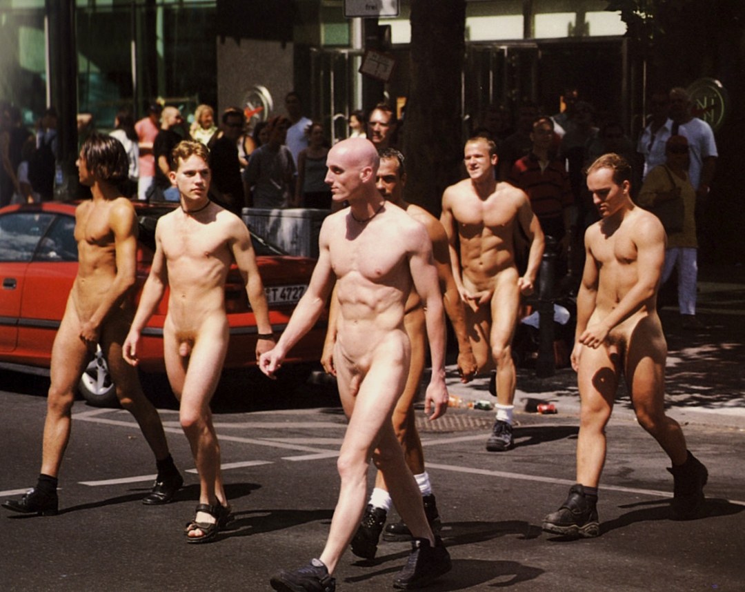 Hombres desnudos en público