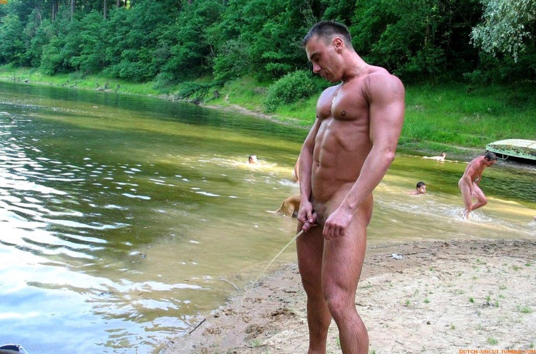 Bañarse a hombres desnudos en el río
