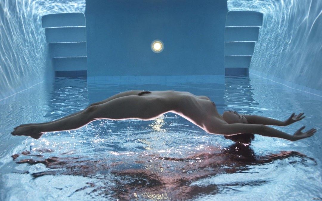 Desnudo en el agua