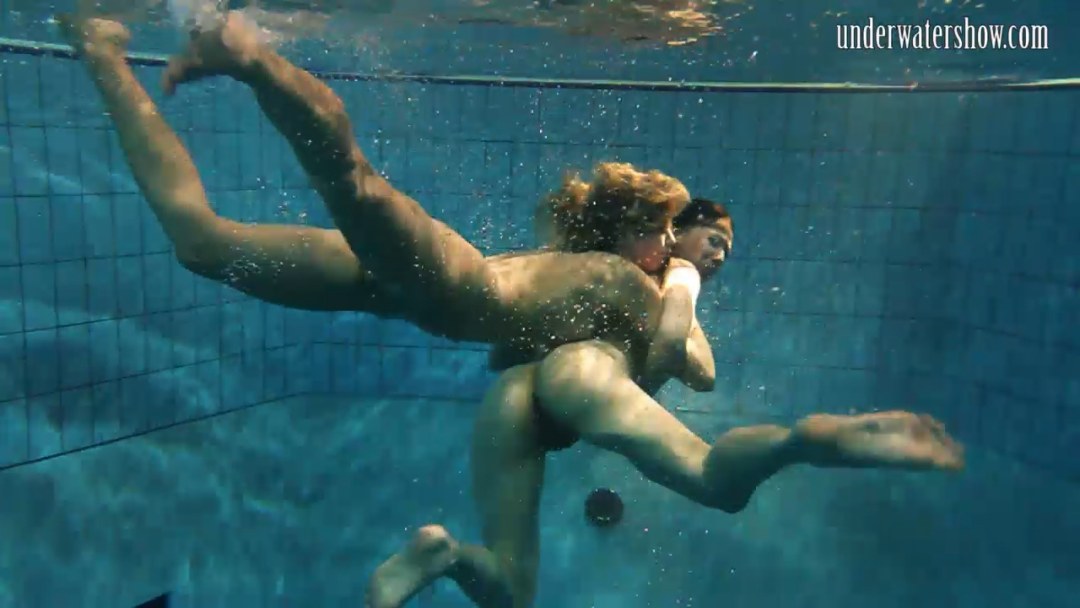 Hermosa desnuda debajo del agua