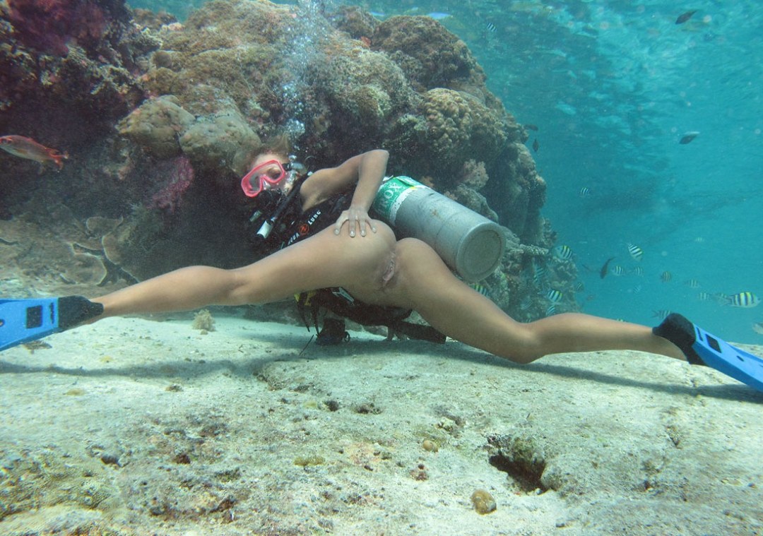 Nikky Thorne bajo el agua con un porno Aqualanga